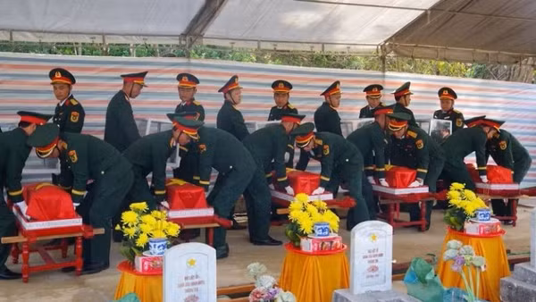 Lễ an táng các hài cốt liệt sĩ. (Ảnh: BÁO NHÂN DÂN)