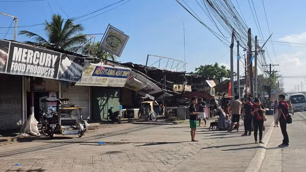 Nhiều cửa hàng bị hư hại sau động đất ở thành phố General Santos, Philippines ngày 8/6/2026. (Ảnh: THX/TTXVN)
