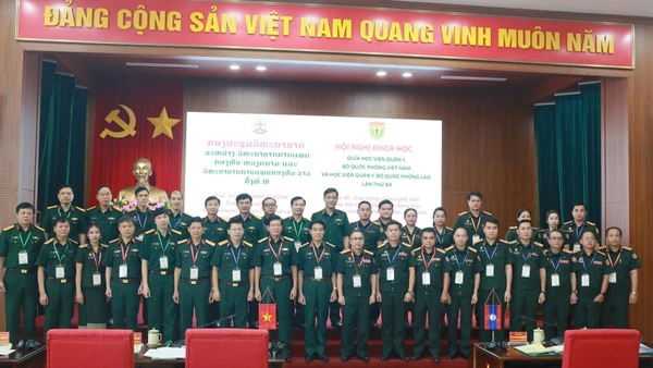 Các đại biểu chụp ảnh chung tại hội nghị khoa học lần thứ 3 giữa Học viện Quân y Việt Nam và Học viện Quân y Lào.