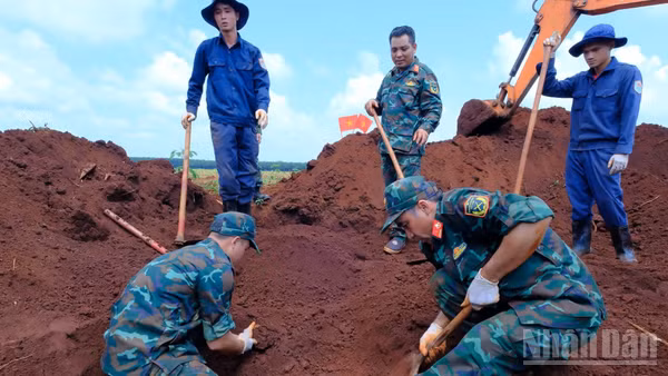 Đội K72 tìm kiếm hài cốt liệt sĩ tại xã Minh Đức, thành phố Đồng Nai.