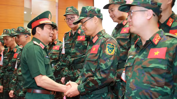 Đại tướng Nguyễn Tân Cương động viên các lực lượng tham gia thực hiện nhiệm vụ. (Ảnh: TRỌNG ĐỨC)