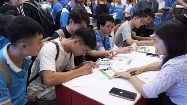 Sinh viên trao đổi với doanh nghiệp về yêu cầu kỹ năng và cơ hội việc làm sau tốt nghiệp.