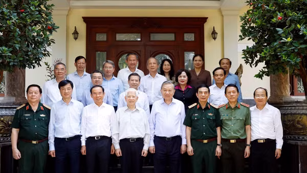 Tổng Bí thư, Chủ tịch nước Tô Lâm cùng Đoàn công tác Trung ương đến thăm nguyên Chủ tịch nước Nguyễn Minh Triết. (Ảnh: TTXVN)