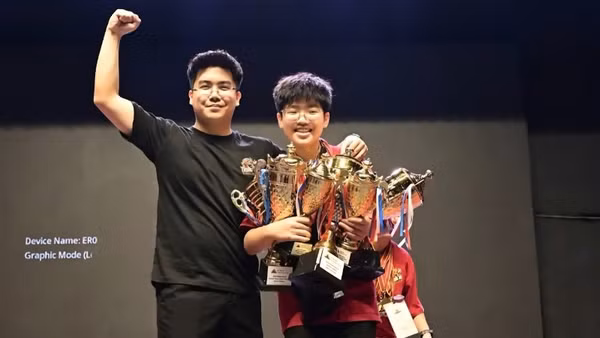 Huấn luyện viên Ngũ Tô Duy chụp với thí sinh Phạm Trường Giang xuất sắc đọat Cúp Jac Khor 2 mùa liên tiếp năm 2025-2026.