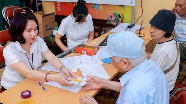 Bộ Y tế đề xuất tăng mức trợ giúp xã hội, trợ cấp hưu trí xã hội lên 600.000 đồng/tháng. (Ảnh minh họa)