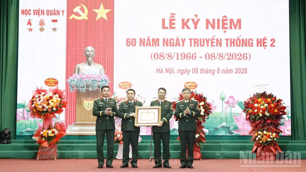 Thiếu tướng, Phó Giáo sư, Tiến sĩ Trần Ngọc Tuấn, Phó Giám đốc Học viện Quân y trao Bằng khen của Thủ trưởng Học viện Quân y tặng Hệ 2. (Ảnh: TUẤN DŨNG)