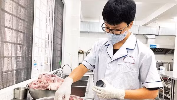 Kiểm tra (test) thực phẩm trước khi chế biến tại bếp ăn trường học. (Ảnh: BÁO NHÂN DÂN)