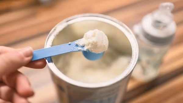 Sẽ phạt tiền từ 1-3 triệu đồng khi thông tin cho phụ nữ mang thai, bà mẹ có con nhỏ là cho trẻ ăn sản phẩm sữa thay thế sữa mẹ có giá trị tương đương sữa mẹ. (Ảnh minh họa)