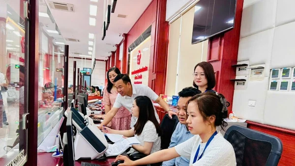 Đoàn công tác của Bộ Khoa học và Công nghệ làm việc tại Trung tâm phục vụ hành chính công tỉnh Thái Nguyên. (Ảnh: MAI HÀ)