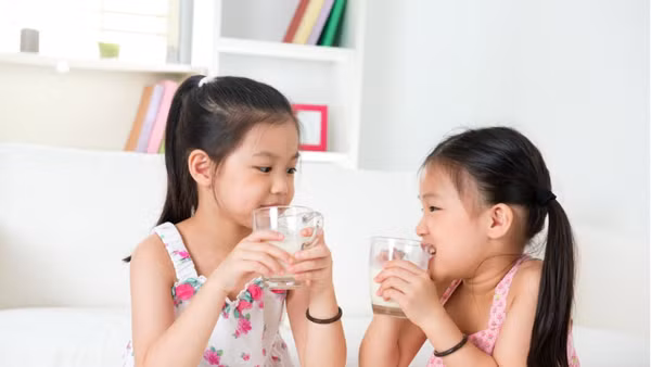 Thiếu vitamin D, canxi khó hấp thu tối ưu vào cơ thể dẫn đến trẻ bị còi xương và chậm cao so với chuẩn quốc tế. (Ảnh minh họa)