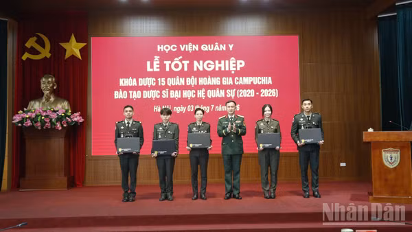 Đại tá, Giáo sư, Tiến sĩ Nguyễn Duy Bắc, Phó Giám đốc Học viện Quân y tặng quà cho học viên khóa Dược 15 Quân đội Hoàng gia Campuchia.