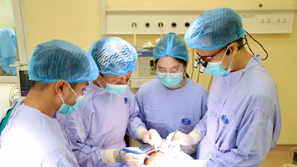 Ê-kíp bác sĩ Bệnh viện K thực hiện ca phẫu thuật cho bệnh nhân.
