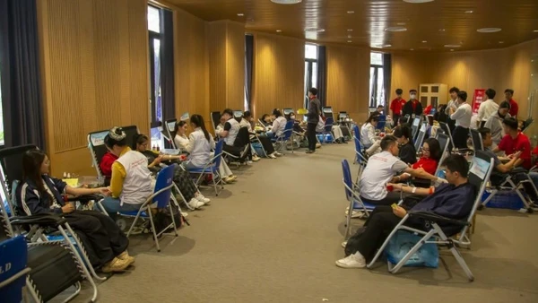 Nhiều người tham gia hiến máu không giấu được niềm vui và sự tự hào khi góp một phần sức mình cho cộng đồng.