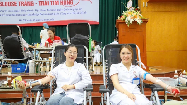 Những “bóng hồng blouse trắng” lặng lẽ trao đi những giọt máu hồng, tiếp thêm hy vọng sống cho bệnh nhân.