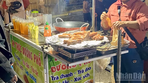 Thức ăn đường phố tiềm ẩn nguy cơ mất an toàn thực phẩm. (Ảnh minh họa: ĐỖ THOA)