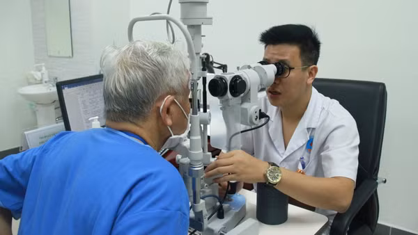 Bác sĩ Bệnh viện Hữu Nghị khám mắt cho người cao tuổi. 