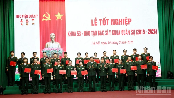 Lãnh đạo Học viện Quân y trao bằng tốt nghiệp cho các học viên.