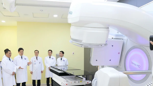 Thứ trưởng Thường trực Y tế Vũ Mạnh Hà và các đại biểu tham quan thiết bị mới tại Bệnh viện K, cơ sở Quán Sứ.