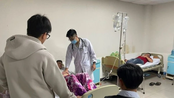 Các bệnh nhân bị ngộ độc nằm điều trị tại bệnh viện.