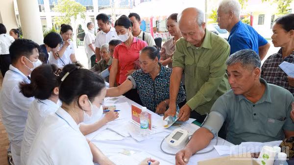 Các y, bác sĩ Học viện Quân y khám bệnh miễn phí, tư vấn sức khỏe cho người dân xã Nam Dương, tỉnh Bắc Ninh.