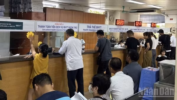 Người dân đăng ký khám, chữa bệnh bảo hiểm y tế tại bệnh viện. (Ảnh: ĐỖ THOA)