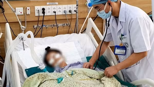 Một bệnh nhân bị hôn mê sau 1 ngày uống nước kiềm chữa bệnh được điều trị tại Bệnh viện Bạch Mai.