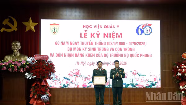 Thiếu tướng, Phó Giáo sư, Tiến sĩ Trần Ngọc Tuấn, Phó Giám đốc Học viện Quân y trao Bằng khen của Bộ trưởng Quốc phòng tặng Bộ môn Ký sinh trùng và Côn trùng.