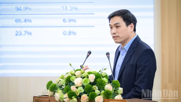 Đại tá, Phó Giáo sư, Tiến sĩ Nguyễn Đình Ngân, Phó Chủ tịch Hội Nhãn khoa Việt Nam, Phó Giám đốc Bệnh viện Quân y 103 trao đổi tại tọa đàm do Báo Nhân Dân tổ chức. (Ảnh: BẢO LONG)