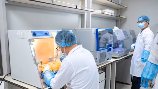 Trung tâm giám định ADN thuộc Viện Hàn lâm khoa học và công nghệ Việt Nam áp dụng công nghệ NGS-SNP dựa trên nền tảng giải trình tự gene thế hệ mới (NGS) phục vụ công tác xác định danh tính hài cốt liệt sĩ. (Ảnh: MINH DUY)