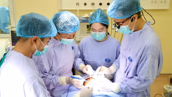 Ê-kíp bác sĩ Bệnh viện K thực hiện phẫu thuật cho bệnh nhân. (Ảnh minh họa: THÁI HÀ)