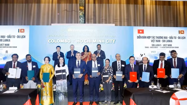 Tổng Bí thư, Chủ tịch nước Tô Lâm, Thủ tướng Sri Lanka Harini Amarasuriya chứng kiến Lễ trao các văn kiện hợp tác giữa 2 nước. (Ảnh: Thống Nhất/TTXVN)