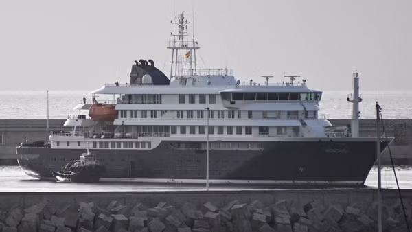 Tàu du lịch MV Hondius cập bến Tenerife, thuộc quần đảo Canary, Tây Ban Nha ngày 10/5/2026. (Ảnh: THX/TTXVN)