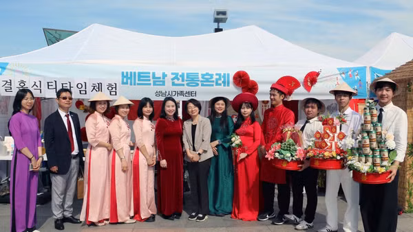 Bà Song Mun Yeong - Giám đốc Trung tâm Hỗ trợ gia đình đa văn hoá thành phố Seongnam và Tham tán Công sứ Nguyễn Thị Thái Bình với các cô dâu Việt, du học sinh Việt Nam tại thành phố Seongnam trong lễ hội. (Ảnh: Trường Giang/TTXVN)