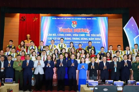 Các đồng chí đại diện lãnh đạo Trung ương Đoàn, Đảng ủy, Đoàn Thanh niên các cơ quan Trung ương và 40 cá nhân tiêu biểu được tuyên dương tại buổi lễ. 