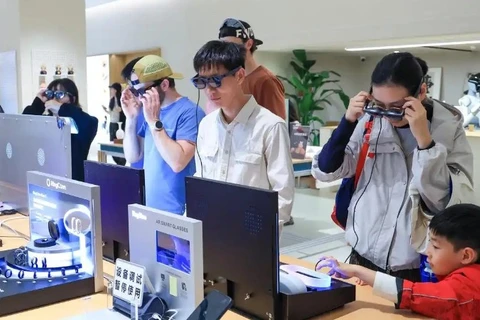 Khách hàng trải nghiệm kính thông minh ở một cửa hàng tại thành phố Thâm Quyến, tỉnh Quảng Đông, Trung Quốc. (Ảnh: Tân Hoa xã)