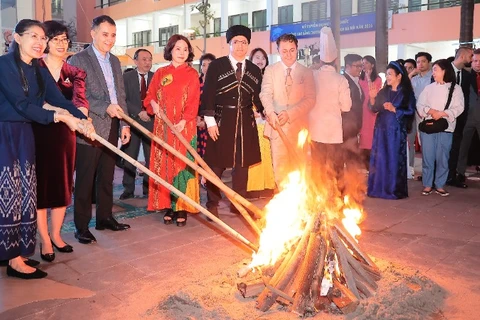 "Nghi thức thắp lửa Novruz" biểu tượng cho sự thanh tẩy, xua tan muộn phiền và xóa sạch tiêu cực. (Ảnh: KHẮC KIÊN)