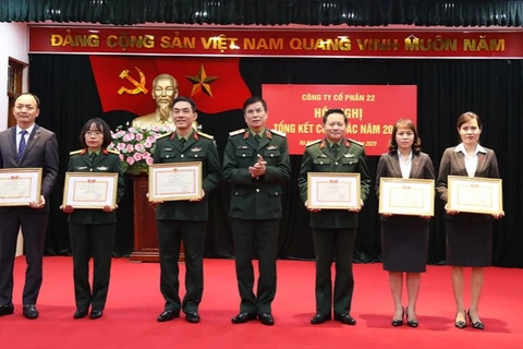 Trao Bằng khen của Tổng cục Hậu cần-Kỹ thuật cho các tập thể, cá nhân đạt thành tích xuất sắc trên các mặt công tác năm 2025.