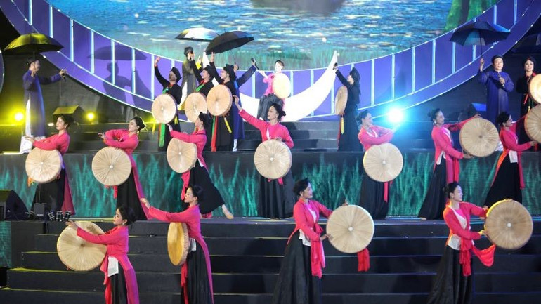 Nhiều nghệ sĩ nổi tiếng và hàng nghìn diễn viên quần chúng tham gia biểu diễn tại chương trình. z6772600273618-b33c0239524a6c1d8bdf8dbc22883304.jpg