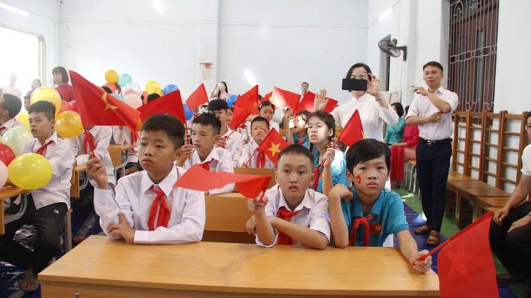 Niềm vui hân hoan của các em học sinh khuyết tật trong ngày khai giảng. z6980080425133-9319e8cbfd7a272ba2247d1b6c540db8.jpg