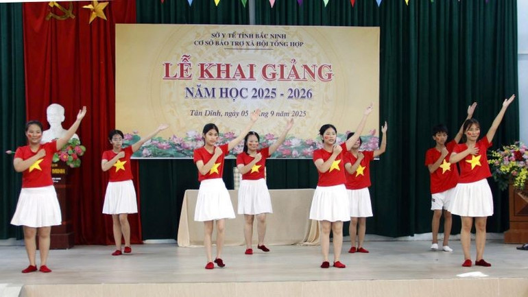 Văn nghệ do các em khuyết tật tại Cơ sở Bảo trợ xã hội tổng hợp tỉnh Bắc Ninh biểu diễn. z6980080425189-ea4a14e63a7daba37d6932600a259505.jpg