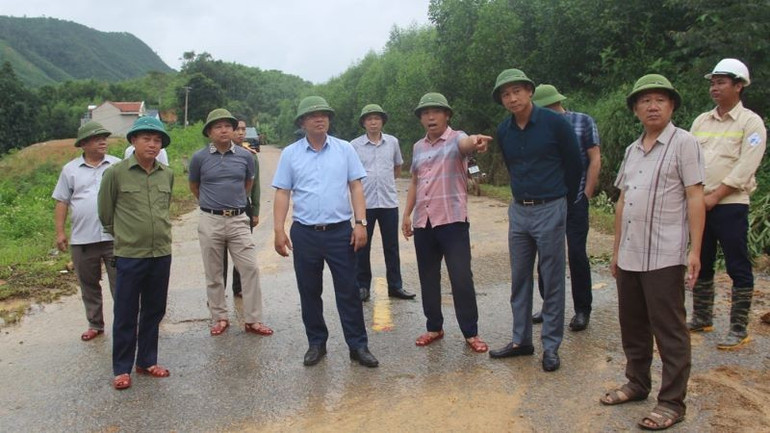Đồng chí Phan Thế Tuấn (thứ 4, trái sang ) kiểm tra điểm sạt lở tại Km96 + 800, quốc lộ 31. dong-chi-phan-the-tuan-cung-doan-cong-tac-kiem-tra-diem-sat-lo-tai-km96-800-quoc-lo-31.jpg
