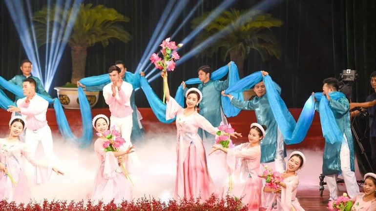 ការសម្តែងដើម្បីស្វាគមន៍សភា។ 2.jpg