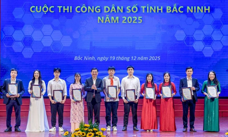 dong-chi-vu-tri-hai-trao-giai-nhi-cho-cac-tap-the-ca-nhan-tham-gia-cuoc-thi-cong-dan-so-tinh-nam-2025.jpg