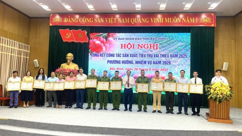 Các cá nhân nhận khen thưởng có thành tích xuất sắc trong vụ vải thiều 2025. vt12.jpg