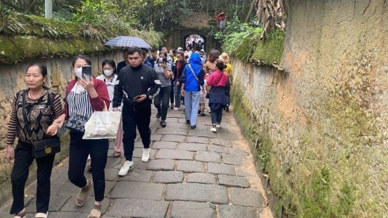 Du khách trẩy hội chùa Bổ Đà. bd3.jpg