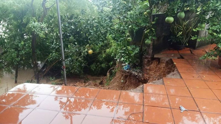 Sạt lở đê ở Hiệp Hòa ăn sâu vào sân của các hộ dân. gfsdsd.jpg