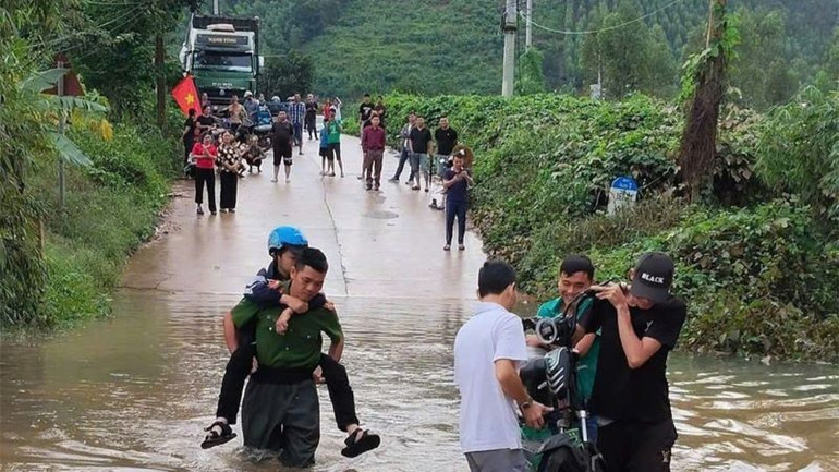 Công an xã Kiên Lao hỗ trợ đưa trẻ em, người cao tuổi và phương tiện qua ngầm tràn. an-bo-cong-an-xa-kien-lao-ho-tro-dua-tre-em-nguoi-cao-tuoi-va-phuong-tien-qua-ngam-tran.jpg