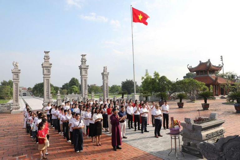 Đại diện các tập thể và các cá nhận được nhận giải thưởng văn hóa đọc thăm khu di tích Chiến thắng Xương Giang, Bắc Ninh. z6956407028327-d360e62351c3f1f970fe7160dfa22558.jpg