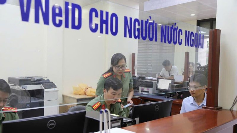 Một điểm tiếp nhận hồ sơ cấp định danh điện tử mức độ 2 cho người nước ngoài của công an Bắc Ninh. 1.jpg