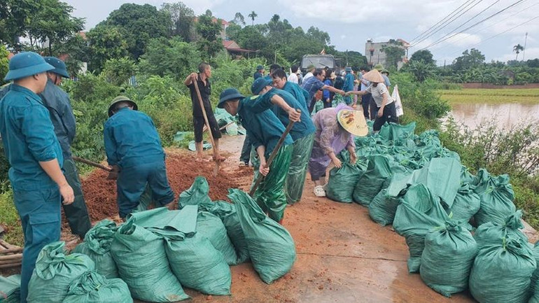 Hơn 100 cán bộ, chiến sĩ dân quân xã Mỹ Thái và nhân dân tham gia xử lý sạt trượt triền đê bao thôn Cổng Phên. hon-100-can-bo-chien-si-dan-quan-xa-my-thai-va-nhan-dan-tham-gia-xu-ly-sat-truot-trien-de-bao-thon-cong-phen.jpg